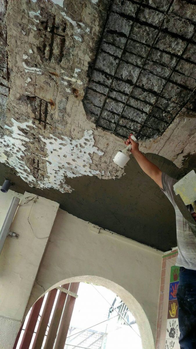 塗佈R-790常溫鐵鏽轉化劑及新舊混凝土接著劑