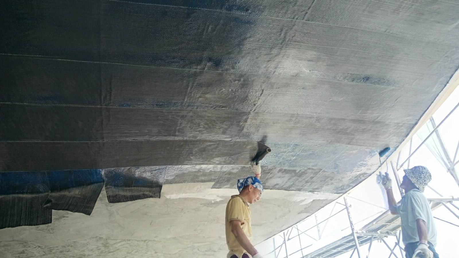 Epoxy面塗滾塗搭接及碳纖維貼附第2層長向