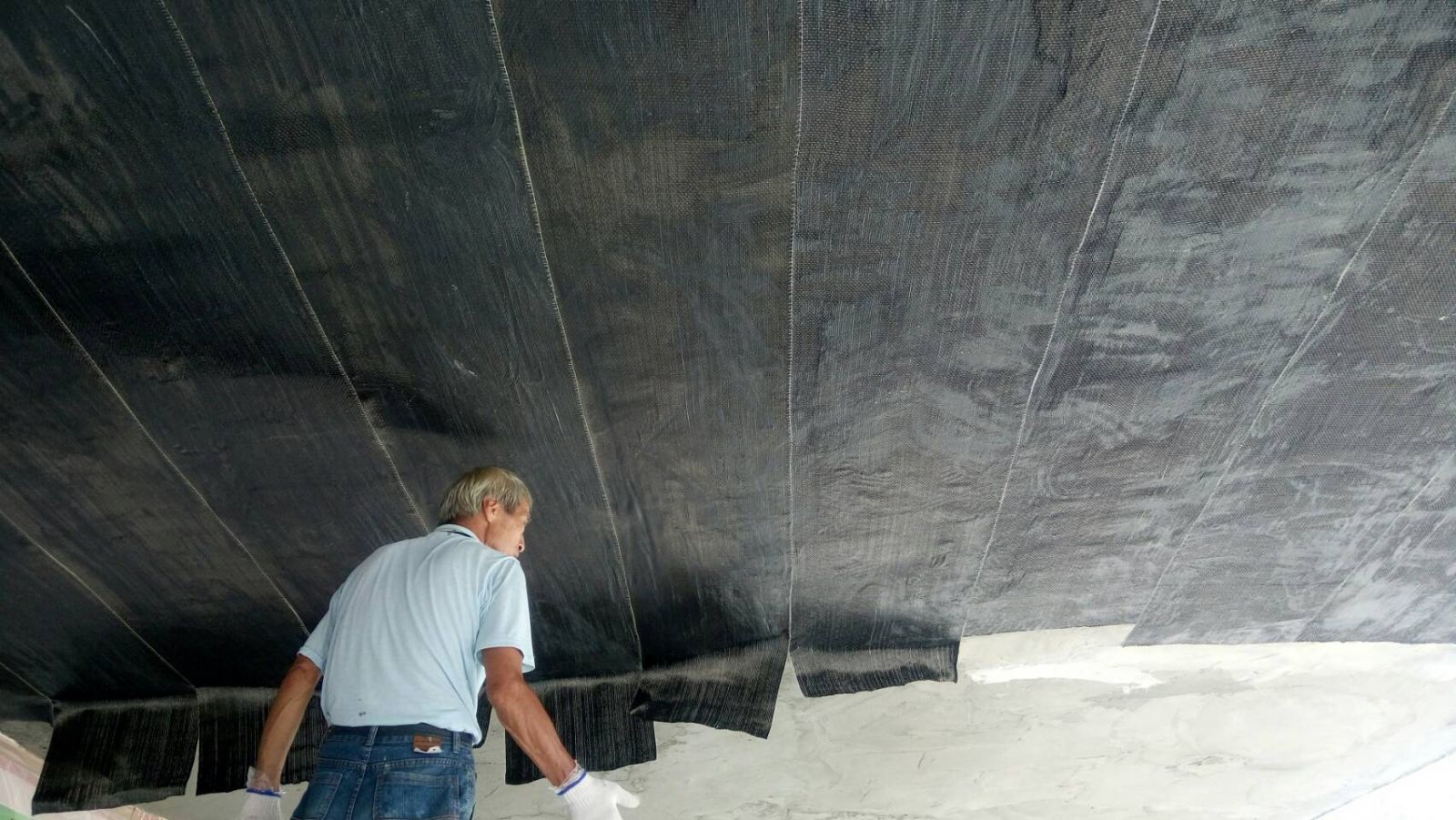 Epoxy底塗、砂漿塗抹及碳纖維貼附第1層短向