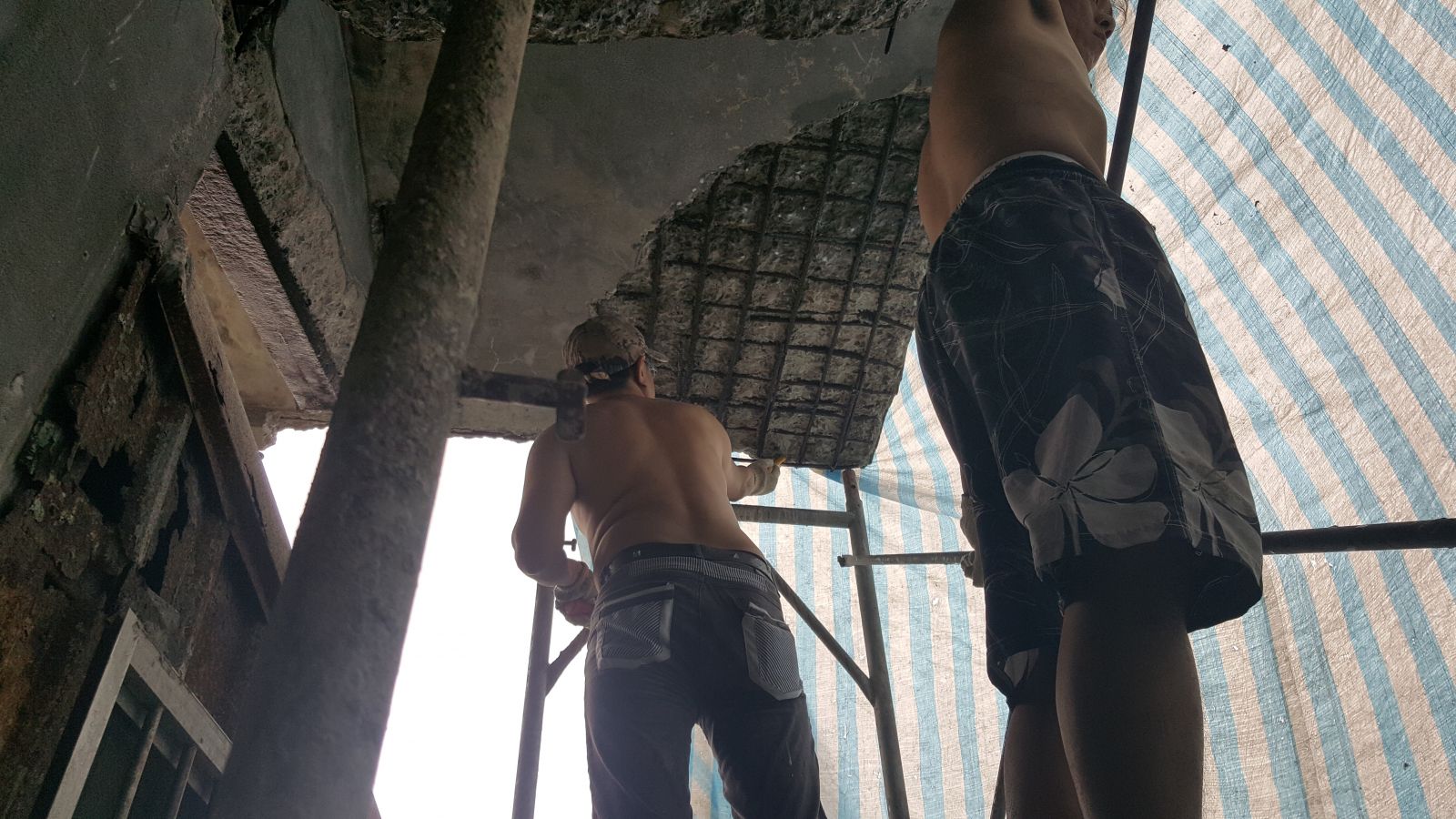 塗佈R-790常溫鐵鏽轉化劑及噴灑新舊混凝土接著劑